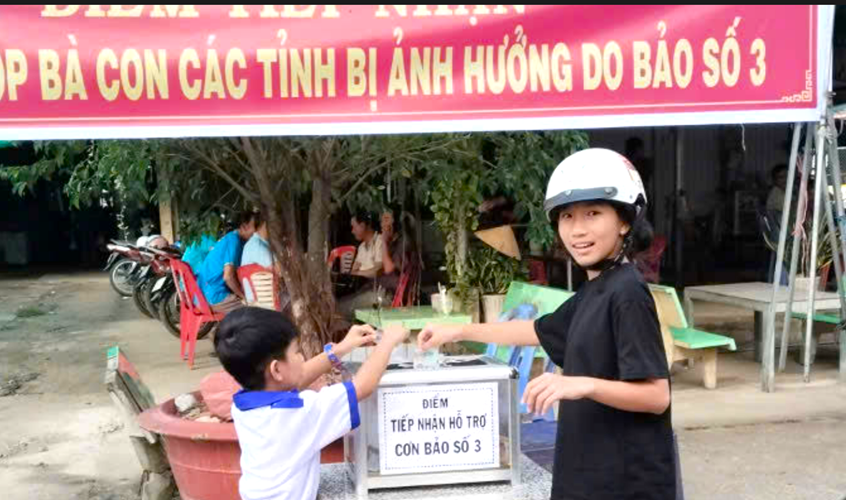 Hình ảnh: Người dân tham gia đóng góp ủng bà con các tỉnh bị ảnh hưởng bão số 3